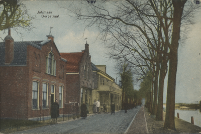 130229 Gezicht in de Dorpsstraat te Jutphaas.N.B. De gemeente Jutphaas is per 1 juli 1971 gevoegd bij de nieuw gevormde ...